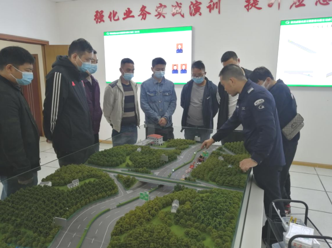 近日，四川省交通管理學(xué)校組織路產(chǎn)管護(hù)學(xué)員共計(jì)29人分兩批次到成仁分公司仁壽管理處進(jìn)行參觀學(xué)習(xí)，實(shí)地參觀了應(yīng)急救援物資庫(kù)、清障作業(yè)車輛、沙盤演訓(xùn)中心、聯(lián)勤辦公區(qū)等，就應(yīng)急管理、應(yīng)急救援、路產(chǎn)管護(hù)（路巡）等工作進(jìn)行深入交流。隨后，學(xué)員們通過演訓(xùn)中心模擬道路事故現(xiàn)場(chǎng)處置流程，進(jìn)行事故現(xiàn)場(chǎng)交通管控和標(biāo)志標(biāo)牌擺放，全方位觀摩了交通事故現(xiàn)場(chǎng)安全防護(hù)和清障救援工作流程。.png