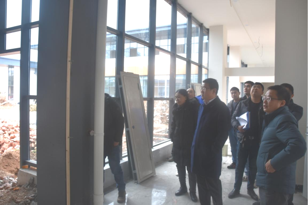 2月8日，成仁分公司黨委委員、副總經(jīng)理彭春暉帶隊到成都管理處，對江家板房更新改造工程推進(jìn)情況開展專項督導(dǎo)檢查，通過聽取匯報、實地查看等方式，深入了解項目施工設(shè)計、施工進(jìn)程、施工質(zhì)量、安全管理等方面情況，并就項目施工進(jìn)行了現(xiàn)場指導(dǎo)。.png