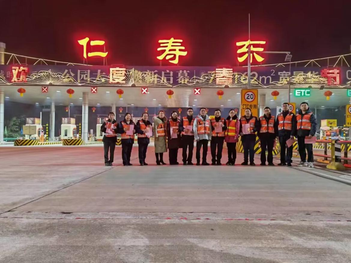 春節(jié)慰問暖人心&nbsp;&nbsp;&nbsp;凝心聚力鼓干勁.png
